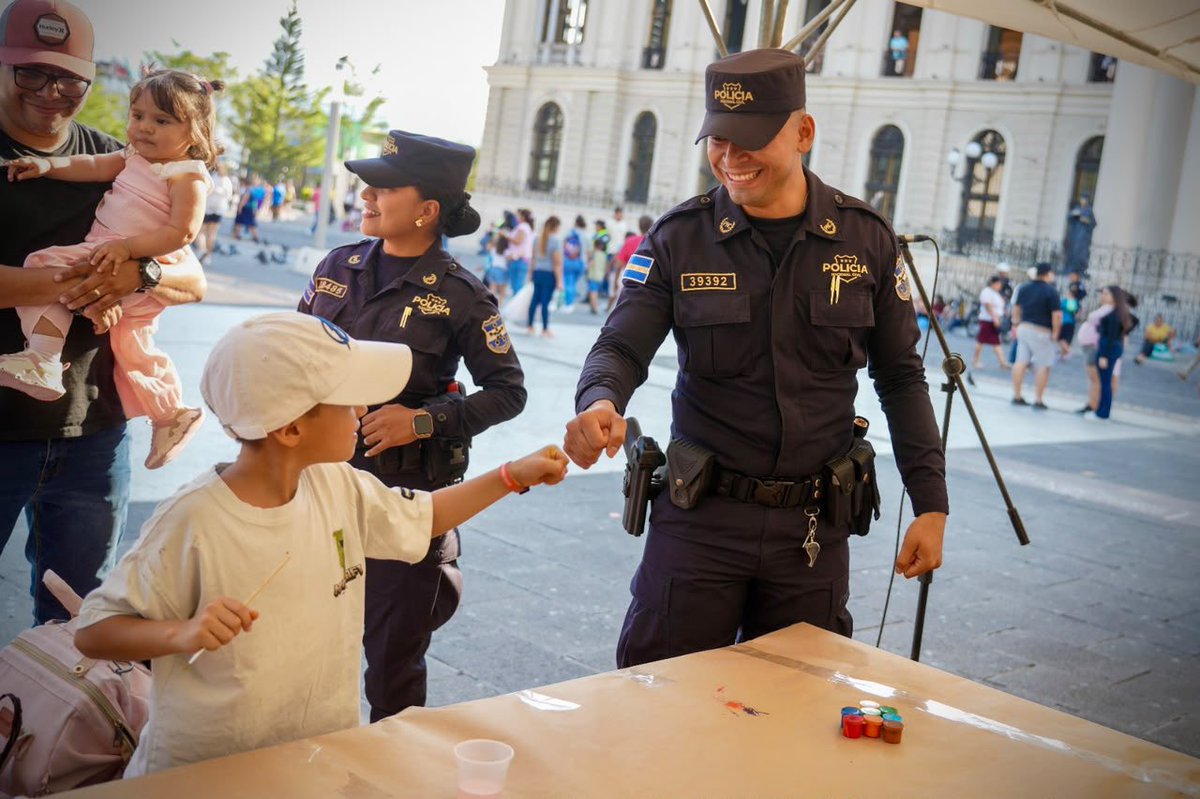 merino_monroy's tweet photo. Hoy, en conmemoración del Día del Policía Nacional Civil, acompañamos a los hombres y mujeres de la @PNCSV en la Santa Misa celebrada en honor a su patrono, San Miguel Arcángel, en la Catedral Metropolitana de San Salvador.

Una fecha para elevar nuestras oraciones por quienes cada día cumplen la misión de proteger a los salvadoreños y, de manera especial, para recordar a aquellos que ofrendaron su vida en el cumplimiento del deber.

Desde la @FUERZARMADASV extendemos nuestro reconocimiento a cada miembro por su disciplina, profesionalismo y determinación. Nos honra compartir esta misión y trabajar junto a ellos por la seguridad y tranquilidad de las familias salvadoreñas.

¡Feliz Día del Policía Nacional Civil! 🇸🇻