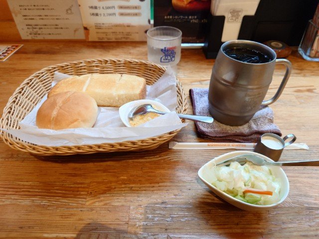 00shiki00_00's tweet photo. クワッ‼️朝マックなう…9連休明けの通常勤務週も今日で折り返し⤴️コメダモーニングでチャージマン研❗
#朝メッシャー https://t.co/Yd2OvXYJCD