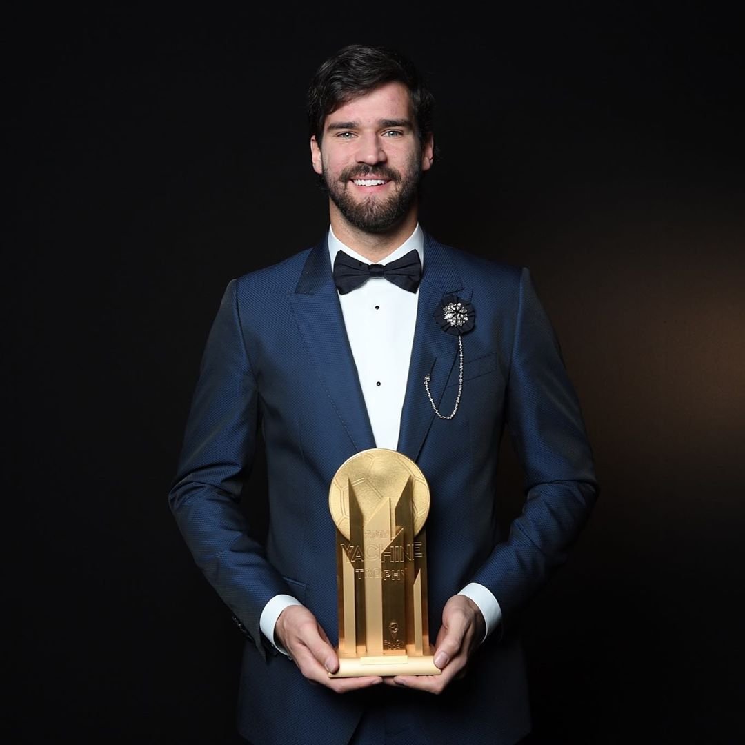 marcaejoga_'s tweet photo. Em 2019, o reconhecimento foi ainda maior:

🎖️ Melhor goleiro do mundo pela FIFA
🎖️ Troféu Yashin
🎖️ Melhor goleiro do mundo pela IFFHS
🎖️ Melhor goleiro do mundo pelo Globe Soccer Awards

E ainda levou o Melhor goleiro pela GOAL50 em 2018 e 2019. 🧤🌎 https://t.co/jqJbDVHl8G