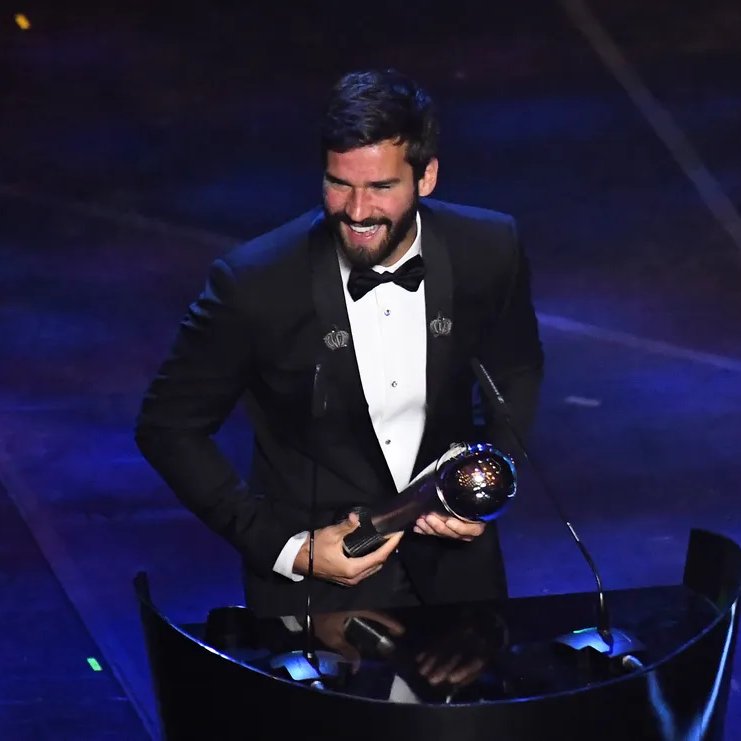 marcaejoga_'s tweet photo. Em 2019, o reconhecimento foi ainda maior:

🎖️ Melhor goleiro do mundo pela FIFA
🎖️ Troféu Yashin
🎖️ Melhor goleiro do mundo pela IFFHS
🎖️ Melhor goleiro do mundo pelo Globe Soccer Awards

E ainda levou o Melhor goleiro pela GOAL50 em 2018 e 2019. 🧤🌎 https://t.co/jqJbDVHl8G