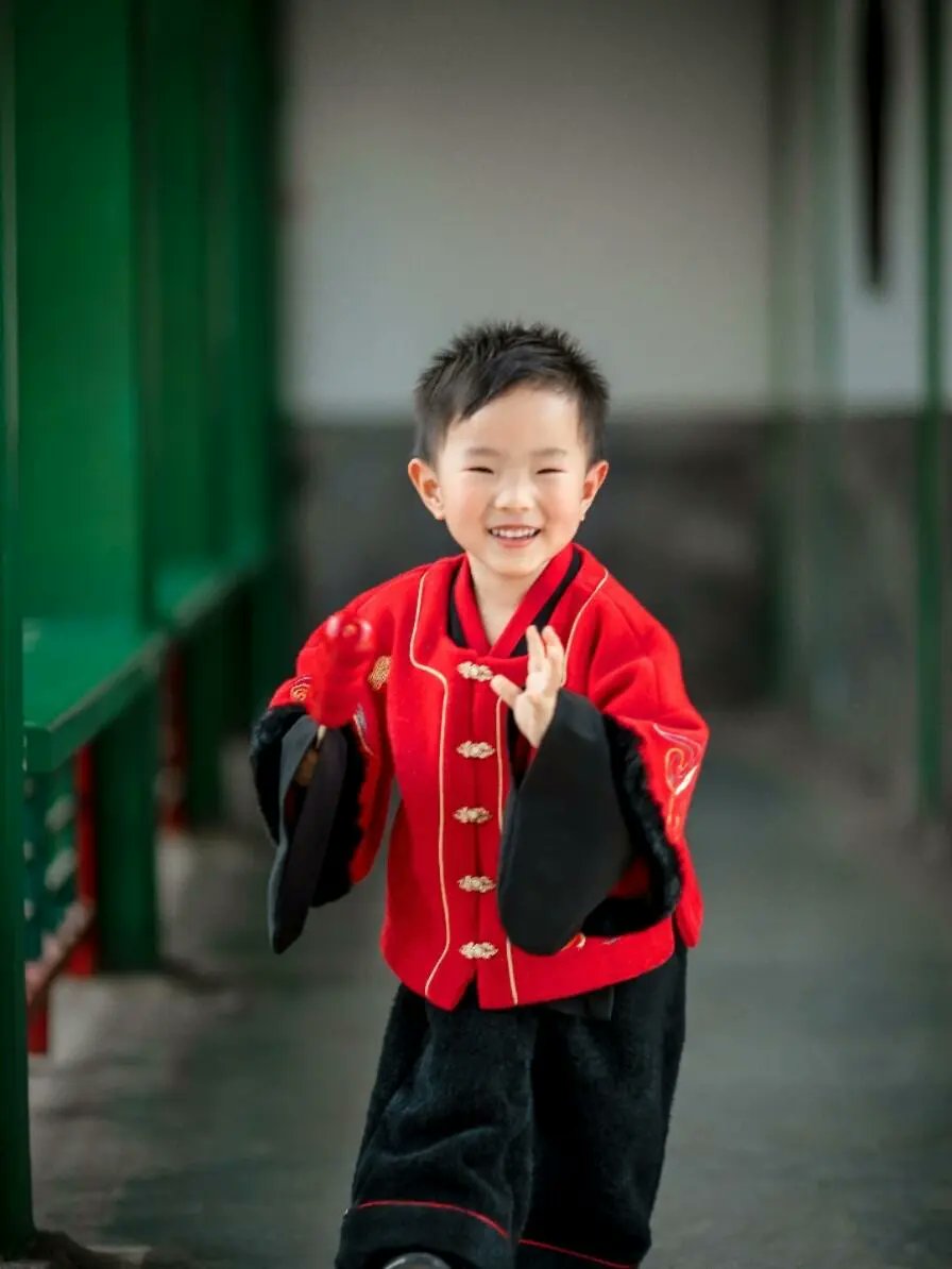 gimuchaewon1's tweet photo. [We spotted a cute kid wearing a headband, a Chinese gown-style jacket, and he was the first in line, looking so cheerful!]， https://t.co/OA4WH58a9N