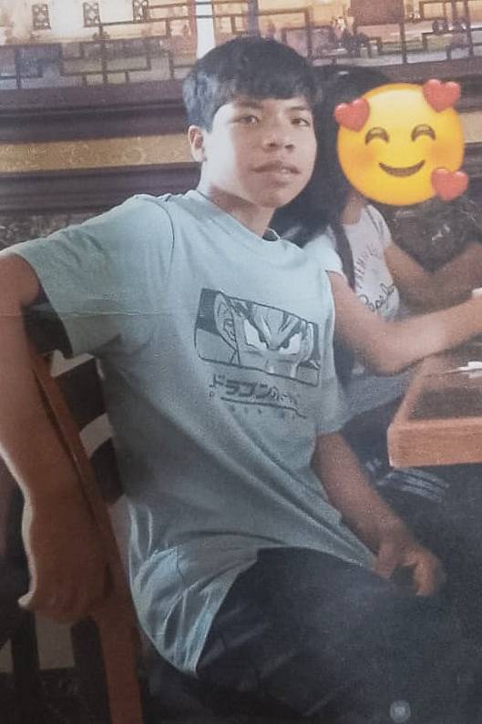 Latina_Noticias's tweet photo. 🚨 #LatinaTeBusca | Gabriel Esteban Flores Vela de 14 años ha desaparecido. Fue visto por última vez la mañana del domingo 20 de septiembre en el Mercado Señor de los Milagros, en Ventanilla. Vestía polo celeste, jeans negros y zapatillas blancas.

Si tienes información sobre su paradero, comunícate al 900 376 762, 979 788 911 o al 105.