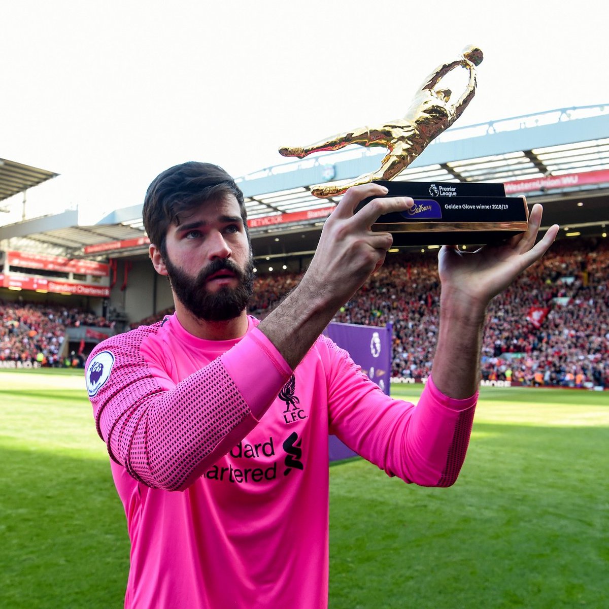 marcaejoga_'s tweet photo. Na Premier League, também deixou sua marca:

🧤 Luva de Ouro em 2018/19
🧤 Luva de Ouro em 2021/22

Ou seja, não foi apenas um período curto de bom futebol. Alisson passou anos sendo colocado entre os melhores goleiros do planeta. ⭐ https://t.co/kg1tbOchtU