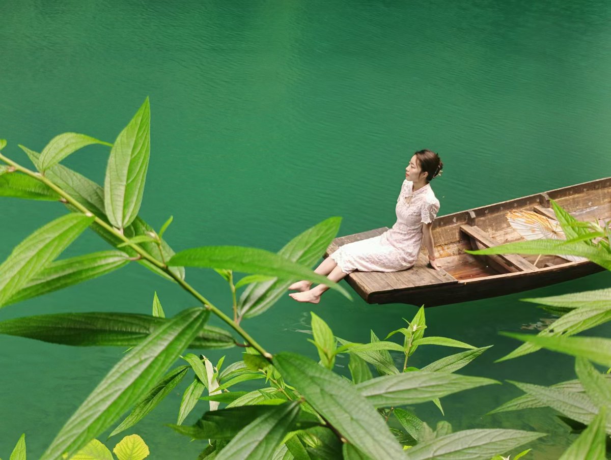 jerry_vibe__954's tweet photo. Just a lovely day by the lake—boating in the quiet bay with a graceful lady, who makes every moment feel fresh and special. https://t.co/zwKVDidUdq