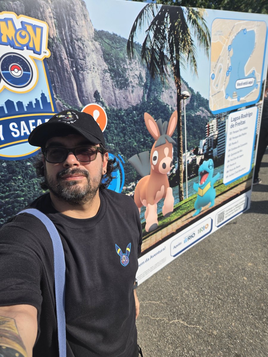 brunoblinkk's tweet photo. No Safari Urbano Rio, com camisa e a bolsa do @lusquetinhas (bolsa de Hoenn que mal apareceu na foto rs) e boné do @iagobra . Meus favs pra comprar coisinhas de pokemon 🧡 https://t.co/sJK6SoS1j7