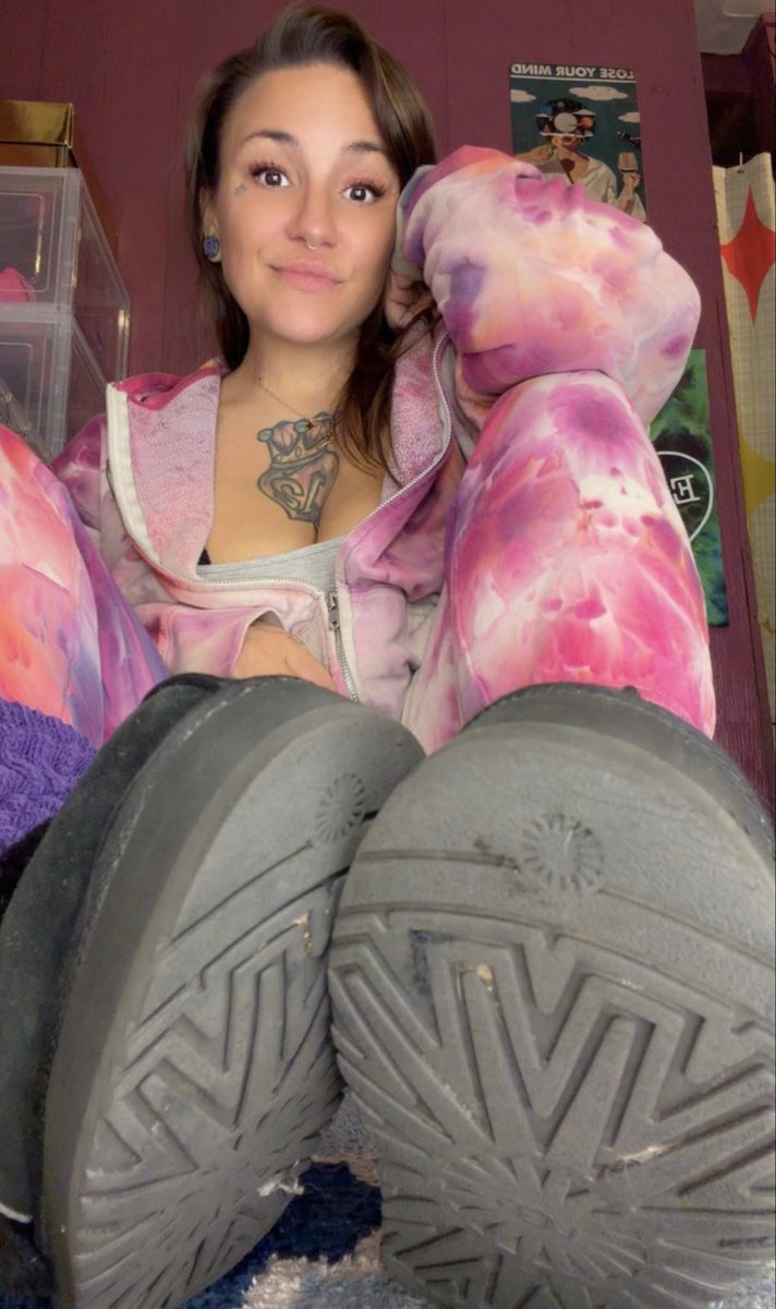 SneakerPeach's tweet photo. Murphys Law Fit Check ✅

Self Dyed Grafic Hoodie 
Grey Cotton Tank 
Self Dyed Gap Sweats 
Purple Scrunch Socks 
Well Worn Black Uggs 

✨Nothing today has gone as intended 😂 .. and I did still get in a low & slow 4 miles✨ I’ll be in the lab .. trying to get rid of this frustration 🫶