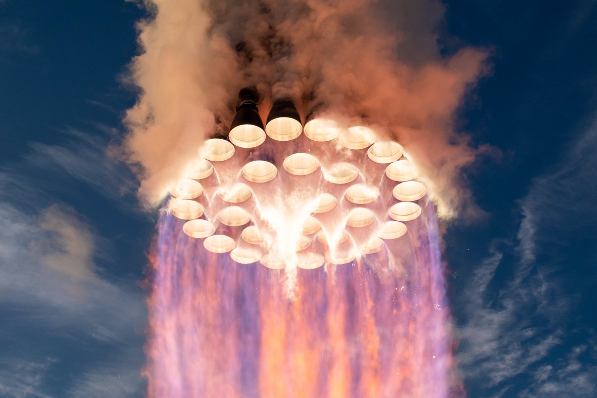 SpaceX's tweet photo. Super Heavy liftoff powered by 33 Raptor 3 engines https://t.co/fwfd1qpw1a
