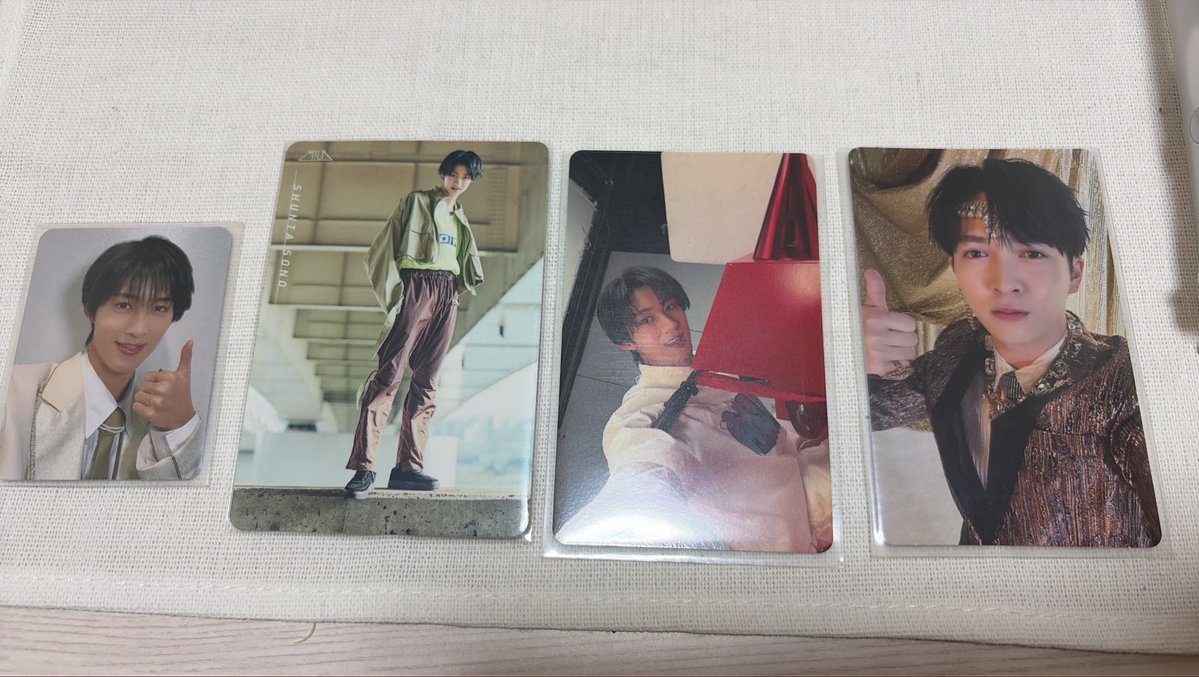 non__421's tweet photo. @Mi_lk_de はじめまして、検索より失礼致します。当方画像のもの所持しております。比率違いなど可能ですので、山中のピンクの衣装のトレカ、または缶バッジとの交換可能でしょうか？ https://t.co/MaXXo1iApx