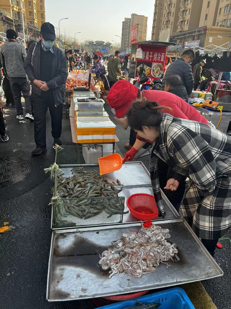 tide_jerry__ce0's tweet photo. At the market, I saw a slow shovel seller and wondered where he got his goods from. https://t.co/qtelnLyxk4