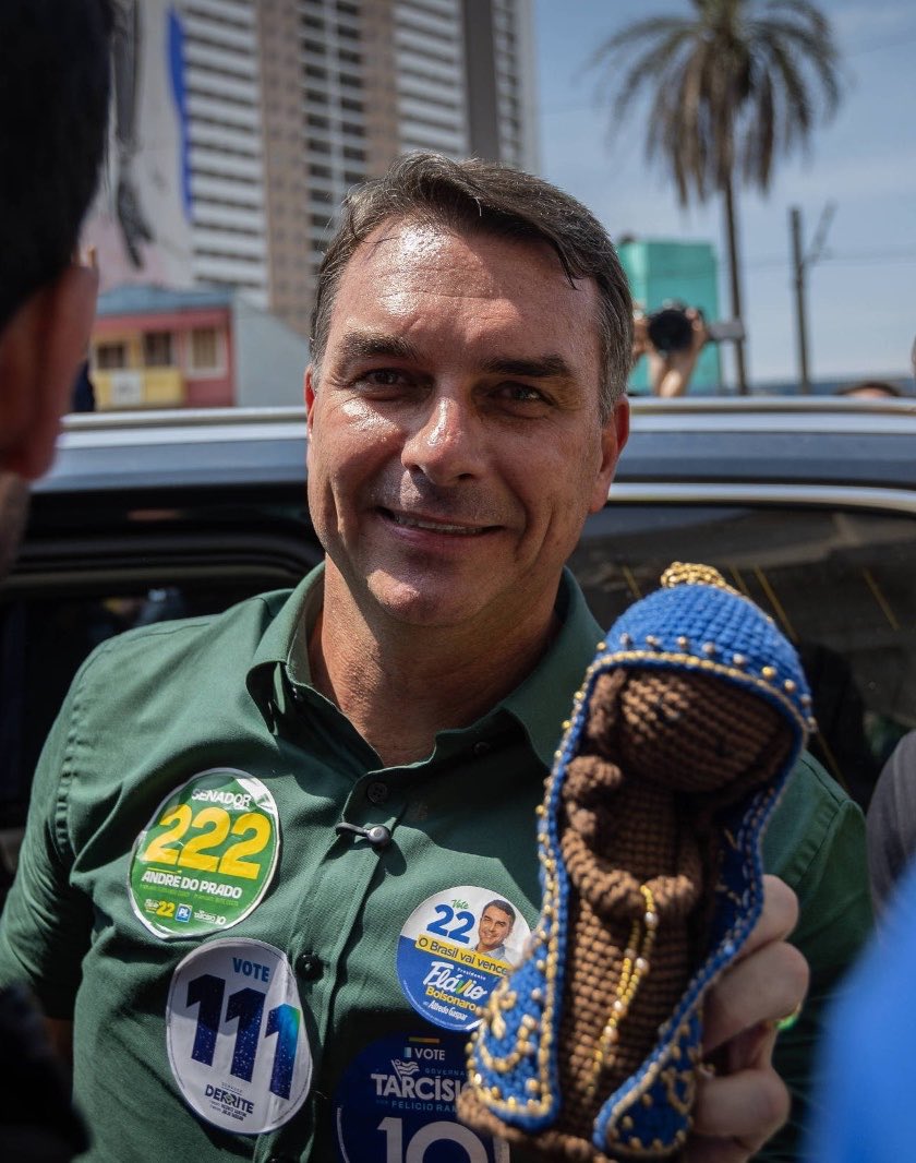 chequeibrasil's tweet photo. 🚨BOMBA: Repercussão da declaração de Lula sobre 'toque em meninas' já supera a fake news envolvendo Flávio e a padroeira hoje. https://t.co/MqlWgFcUg1
