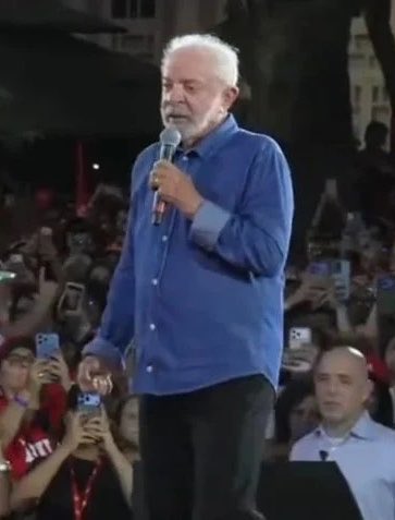 chequeibrasil's tweet photo. 🚨BOMBA: Repercussão da declaração de Lula sobre 'toque em meninas' já supera a fake news envolvendo Flávio e a padroeira hoje. https://t.co/MqlWgFcUg1