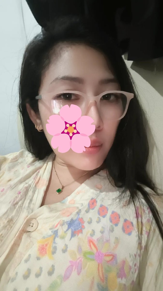 TrisCin_Jkt's tweet photo. Kadang yang bikin seseorang menarik
bukan karena dia punya segalanya.

Tapi karena
dia tetap sederhana
meski punya banyak hal.

Mungkin,
yang kita cari bukan yang sempurna.

Tapi yang **sejalan.** https://t.co/7s7ioXjhAQ