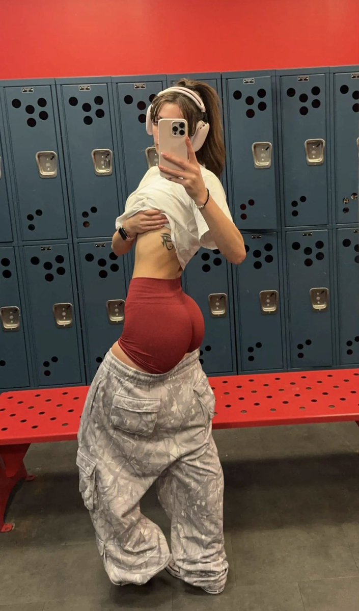 weak4claire's tweet photo. Gym brat causing you debt https://t.co/XCS7dQwzlA