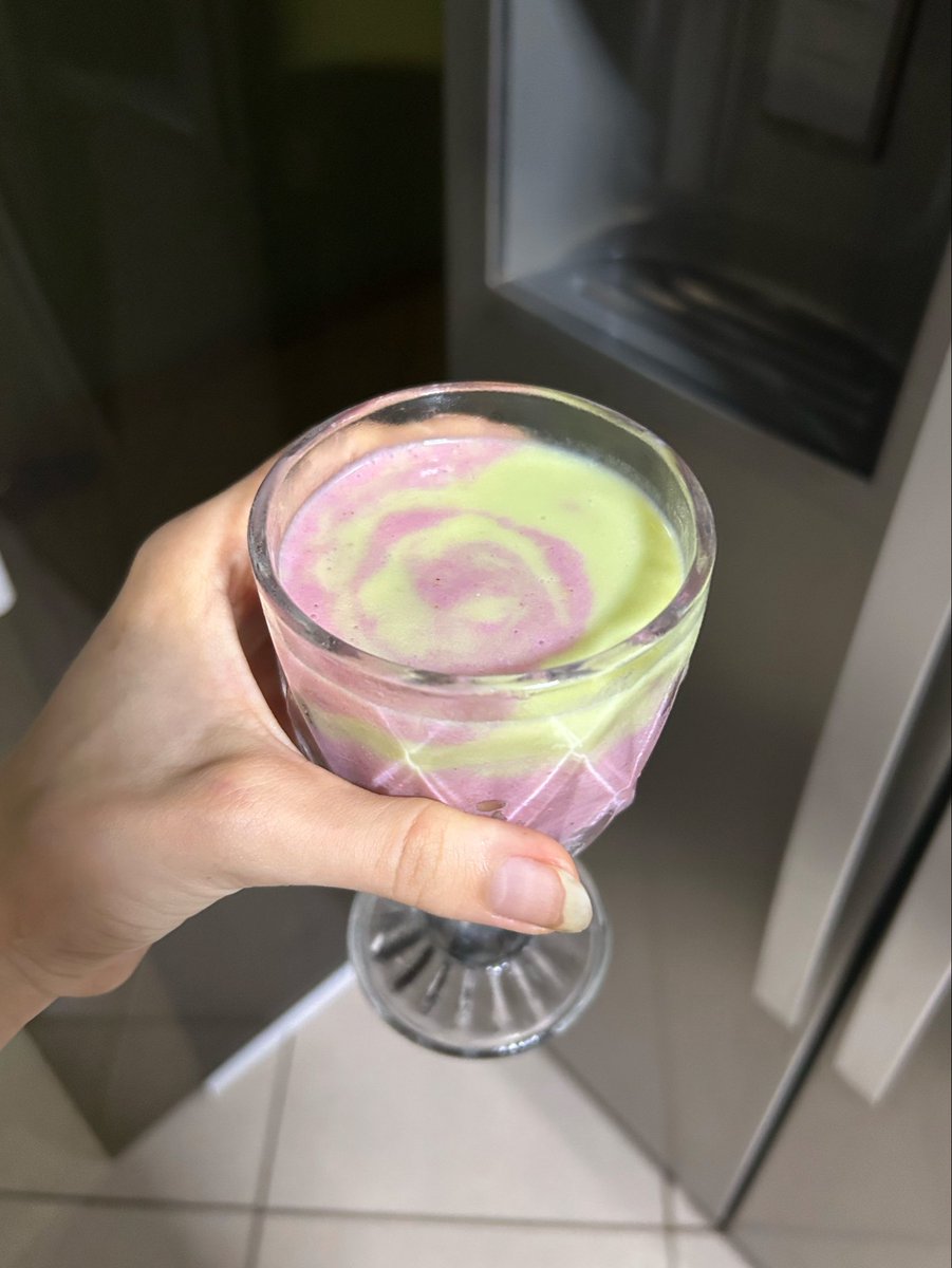 unicornss009's tweet photo. olhem a vitamina de morango &amp; abacate que eu fiz!!! 🥑🌸 https://t.co/T0hoUyF6rB