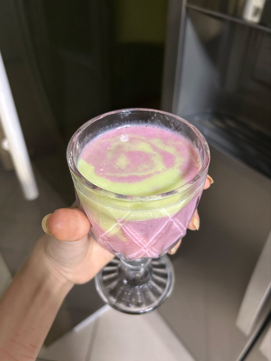 unicornss009's tweet photo. olhem a vitamina de morango &amp; abacate que eu fiz!!! 🥑🌸 https://t.co/T0hoUyF6rB