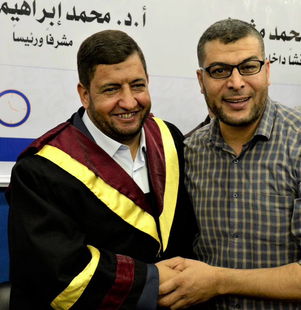 MhmdAlhmsom's tweet photo. لَيْكُم سَلَامُ اللهِ وَقْفًا، فَإِنَّنِي
رَأَيْتُ الكَرِيمَ الحُرَّ لَيْسَ لَهُ عُمْرُ https://t.co/Zp8bqoKtJR