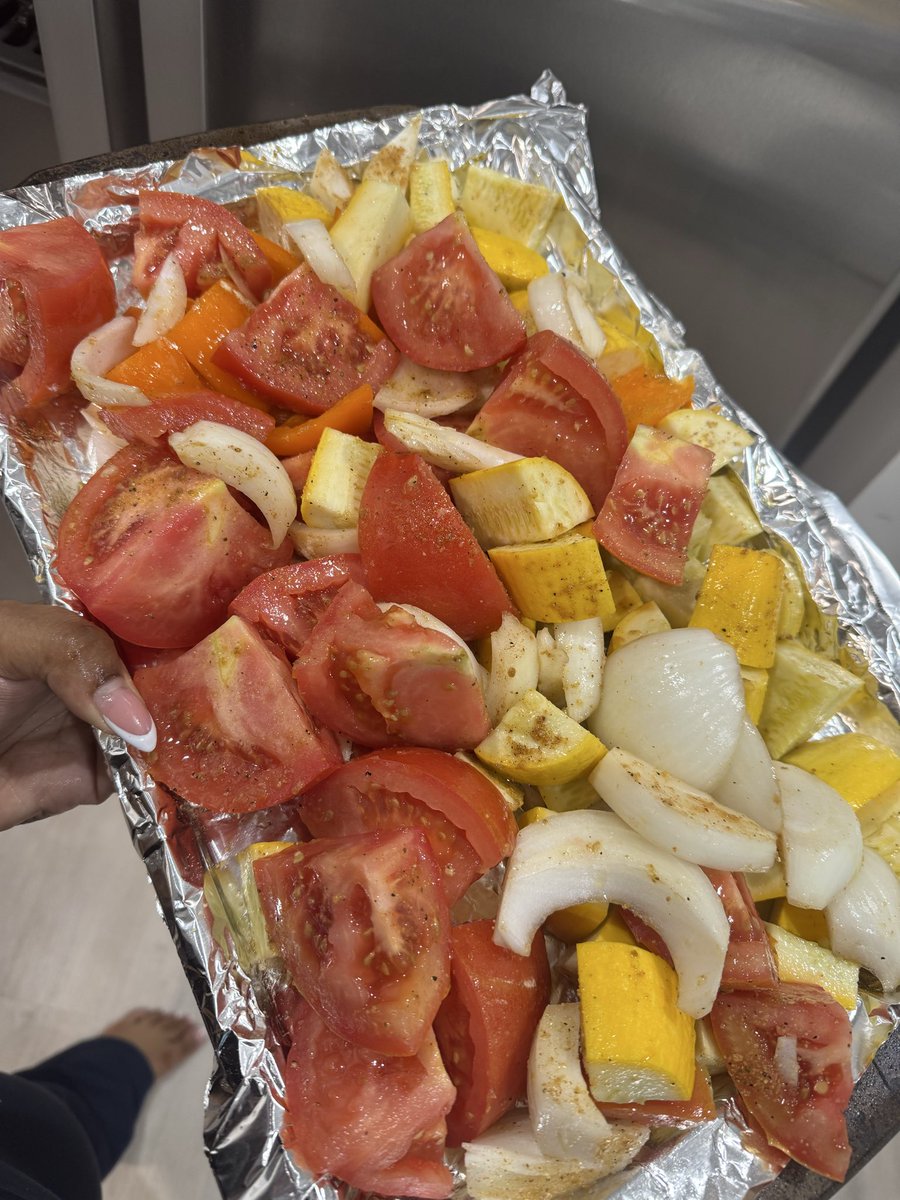 SOPRETTYNAS's tweet photo. Soup SZN✨🙂

1- cleaning the veggies in vinegar and baking soda 

2- preparing for roasting 

3- post roasting and blending 

4- final product ✨ https://t.co/qLToFu8vJ8