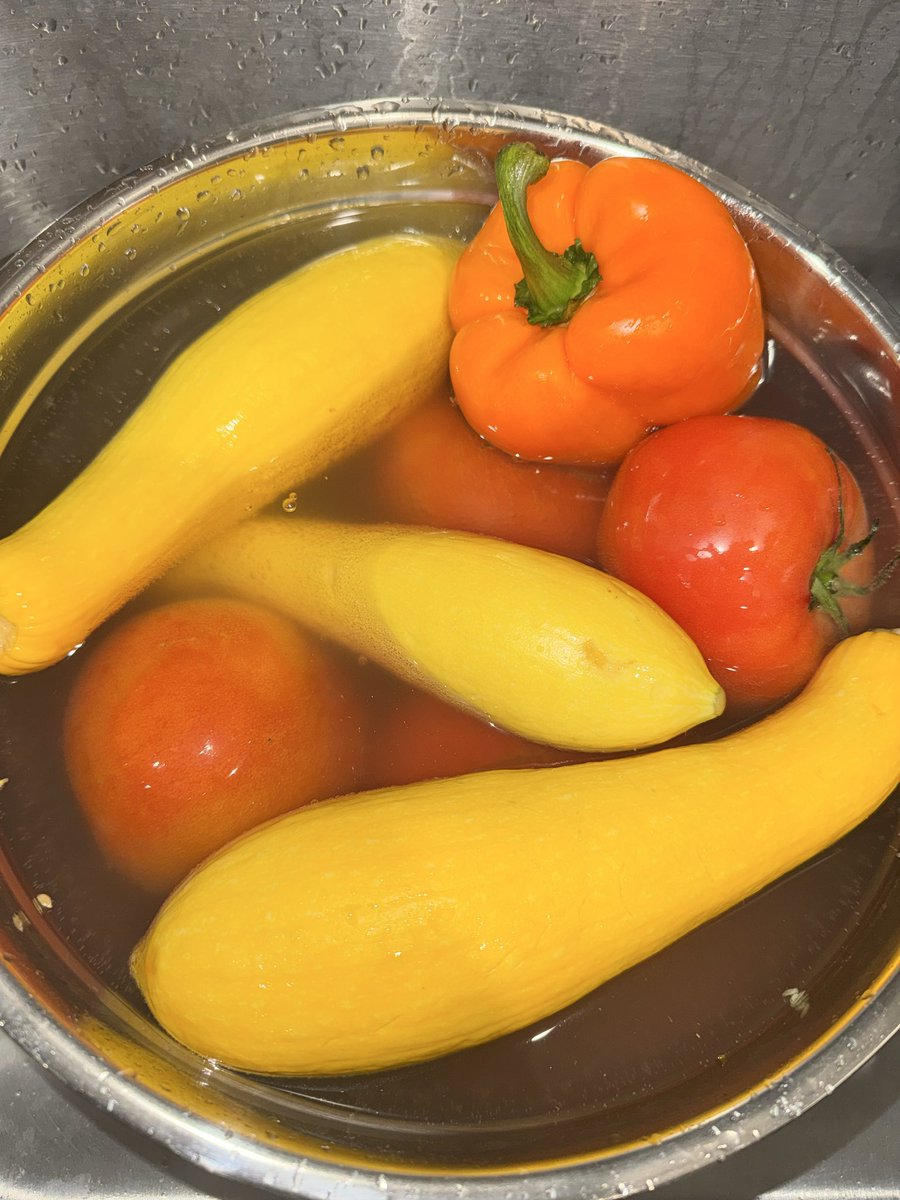 SOPRETTYNAS's tweet photo. Soup SZN✨🙂

1- cleaning the veggies in vinegar and baking soda 

2- preparing for roasting 

3- post roasting and blending 

4- final product ✨ https://t.co/qLToFu8vJ8
