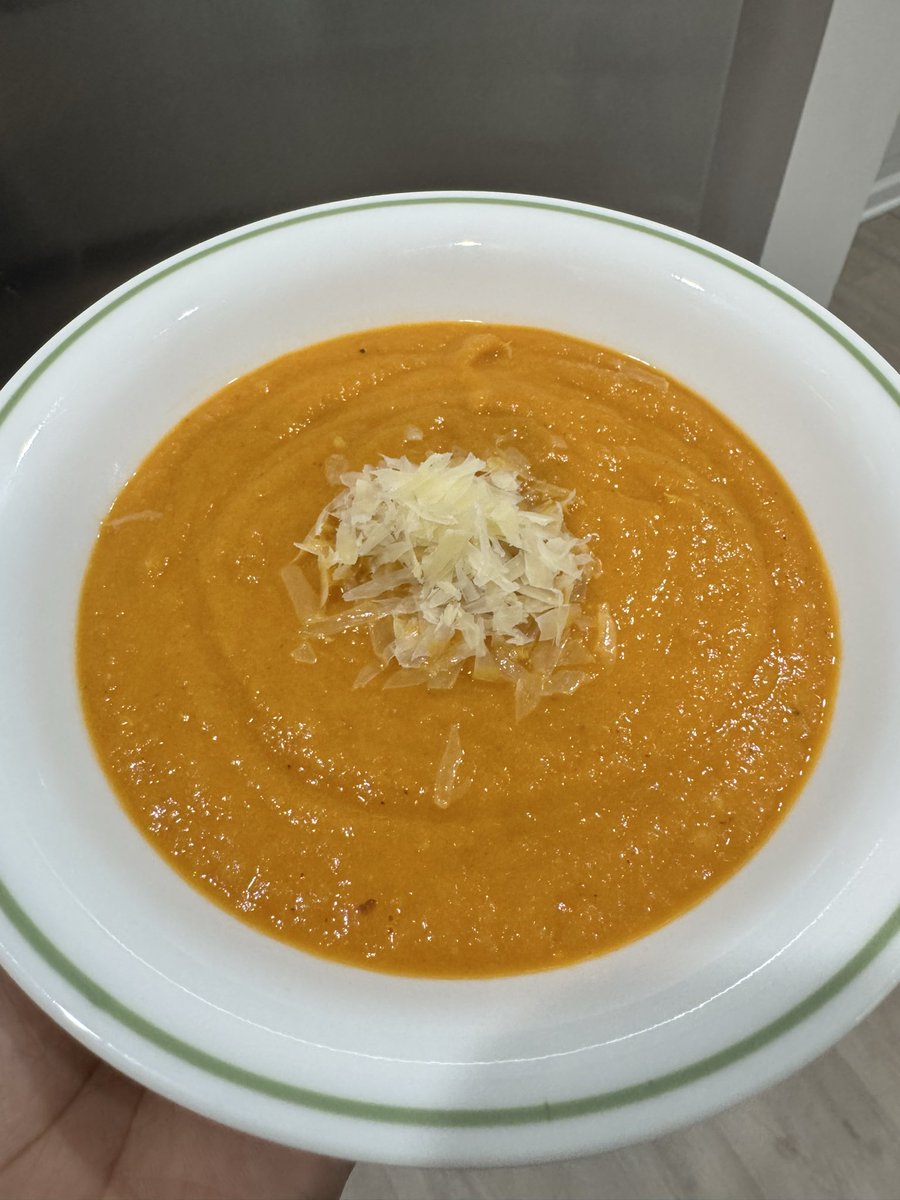 SOPRETTYNAS's tweet photo. Soup SZN✨🙂

1- cleaning the veggies in vinegar and baking soda 

2- preparing for roasting 

3- post roasting and blending 

4- final product ✨ https://t.co/qLToFu8vJ8