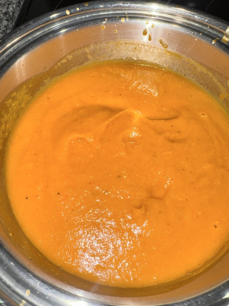 SOPRETTYNAS's tweet photo. Soup SZN✨🙂

1- cleaning the veggies in vinegar and baking soda 

2- preparing for roasting 

3- post roasting and blending 

4- final product ✨ https://t.co/qLToFu8vJ8