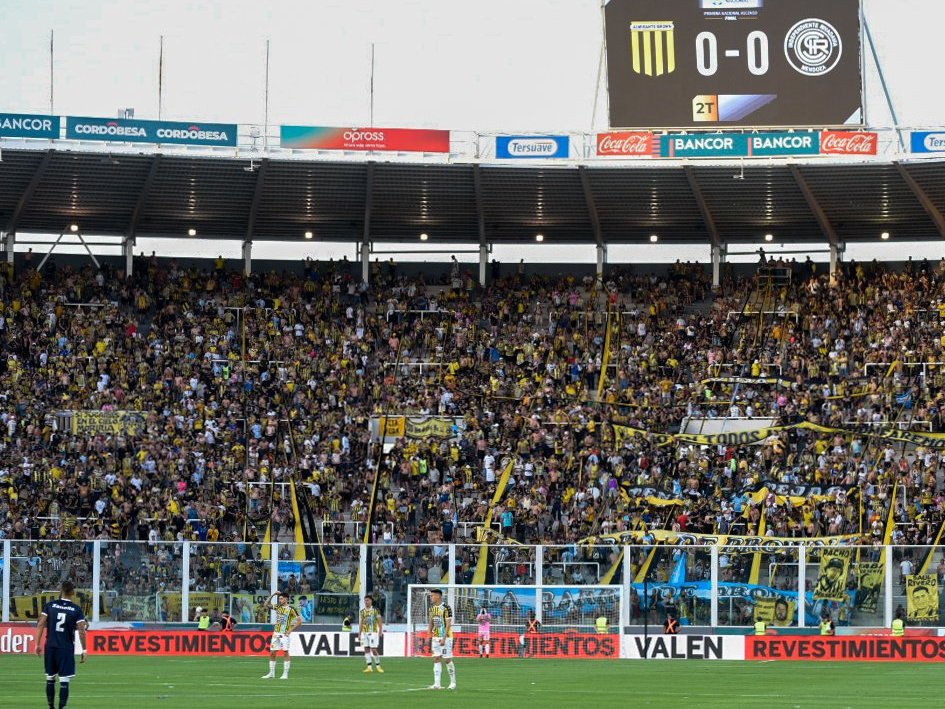 OutOfAlmirante's tweet photo. Ahora que pasaron un par de dias: en serio ponen como un logro llenar la popular de Almagro? 
Tiene 5 escalones!!!!!!!!!!!

Mamita, por eso pelean el descenso esos microbios. 
Hazaña es llevar 40 mil de visitantes https://t.co/sfdgxXHNWl