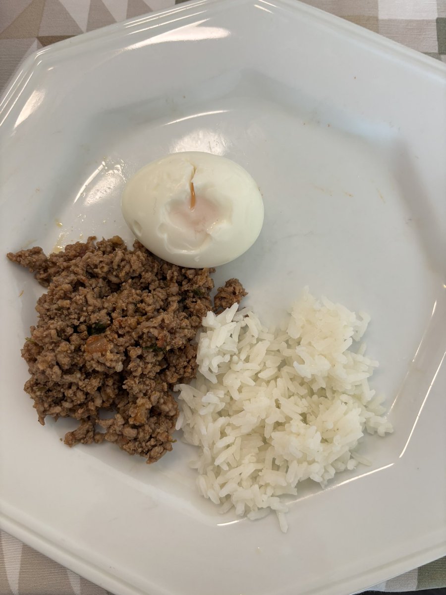 alisedtwtt's tweet photo. Esqueci de postar aqui, mas olhem meu almoço de hoje !! https://t.co/BQ7EIcmaxx