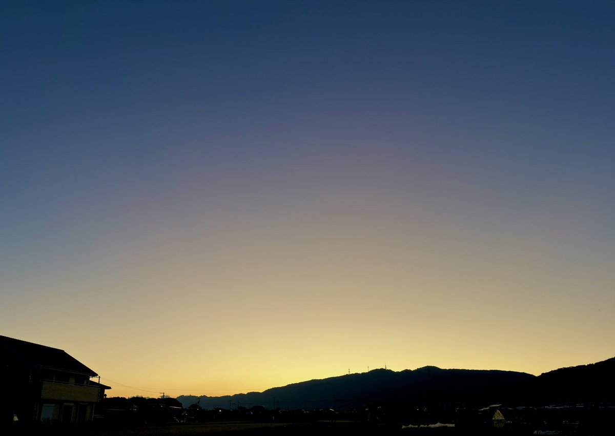happiness320702's tweet photo. #夜明け　#ブルーモーメント　#青空

令和8年9月30日（水曜日）
午前5時45分・・夜明け
午前7時07分・・青空

おはようございます😀
久し振りに清々しい朝です
やっとヤット秋らしくなりました〜🍂

　　✨今日も笑顔一杯元気一杯で
　　　　　　　　　過ごせますように✨ https://t.co/ssD3com2dI
