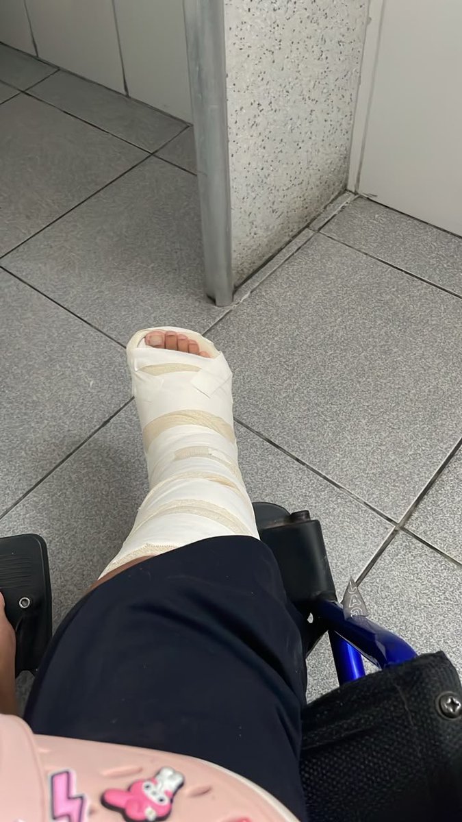 maiconhaz's tweet photo. pov você caiu da escada da escola, teve uma luxação no pé e agora tá com um gesso imenso https://t.co/vL5w8LiDdS