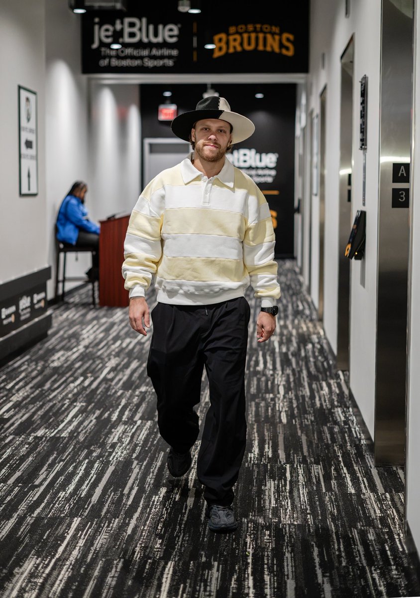 NHLBruins's tweet photo. Come on in, Cap 🎩 https://t.co/avSPEXpOuB
