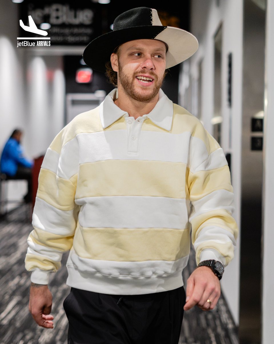 NHLBruins's tweet photo. Come on in, Cap 🎩 https://t.co/avSPEXpOuB