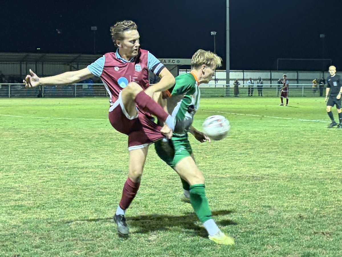 20MarkF's tweet photo. Combined Counties League Premier South 

Badshot Lea (1) 1

Yateley United (0) 0

Wishing players unfortunately injured in this closely contested game a speedy recovery.

Glossy Prog Att:131

p.s. A Wolves supporter Manager for a team nicknamed the Baggies!

@NonLeagueCrowd https://t.co/aJSLaSrLXs