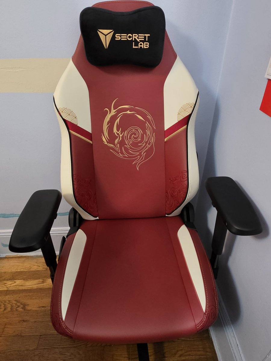 CrashingPikachu's tweet photo. #Secretlab The Ahri chair looks really fire especially with the logo in the center. https://t.co/VeQblNmM0v