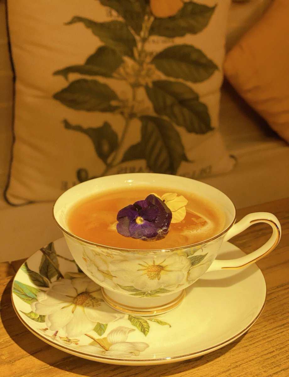 leroy_segu__033's tweet photo. Kakishibu stamping tea gives such cozy retro vibes! Perfect rainy afternoon treat https://t.co/jcswcJ0F0C