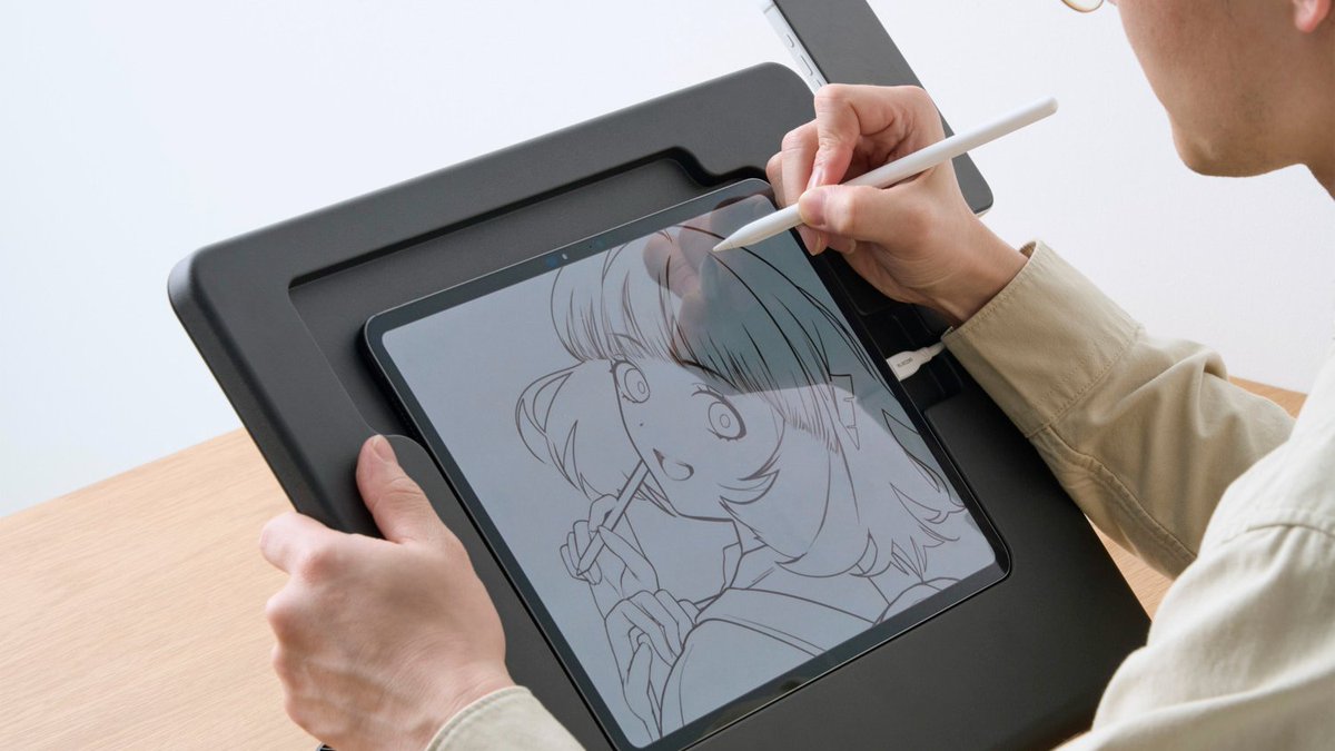 elecom_pr's tweet photo. お絵描き民のみなさん、以前バズったタブレットスタンドを覚えているだろうか。
この時おざき もとひろ先生にこう言われたので、手が置けるスタンド作りました😂
エレコムダイレクトショップにて予約受付中、今なら1000円引きです。 https://t.co/Sg1pyyrnl4
