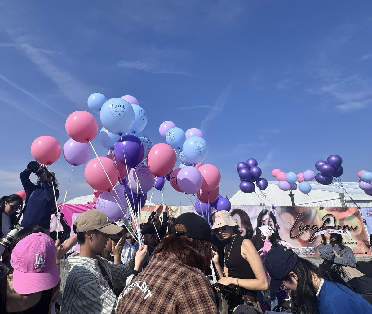 nutty23676275's tweet photo. เมื่อวาน ลูกโป่งจัดเต็มมาก 🎈

LINGORM BA DIOR AT PFW
#LinglingKwong #OrmKornnaphat #LingOrmDiorSummer27 #LingOrm #Dior #DiorSummer27 #PFW https://t.co/kc4X7a9iPO