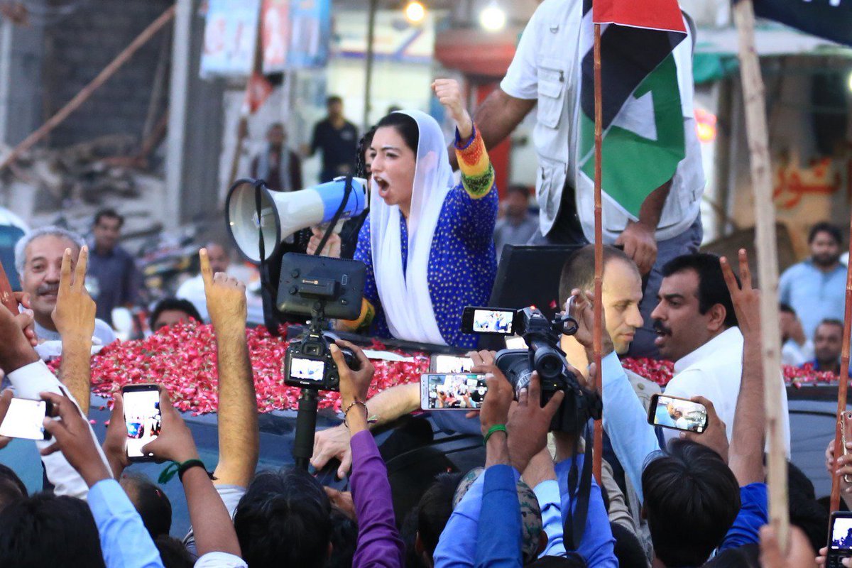 NEWS_BILAWAL's tweet photo. میں جب بھی بی بی آصفہ بھٹو زرداری کو دیکھتا ہوں تو مجھے شہید رانی کی جھلک یاد آ جاتی ہے۔
♥️🖤💚✌️ https://t.co/QgqoQIqURd