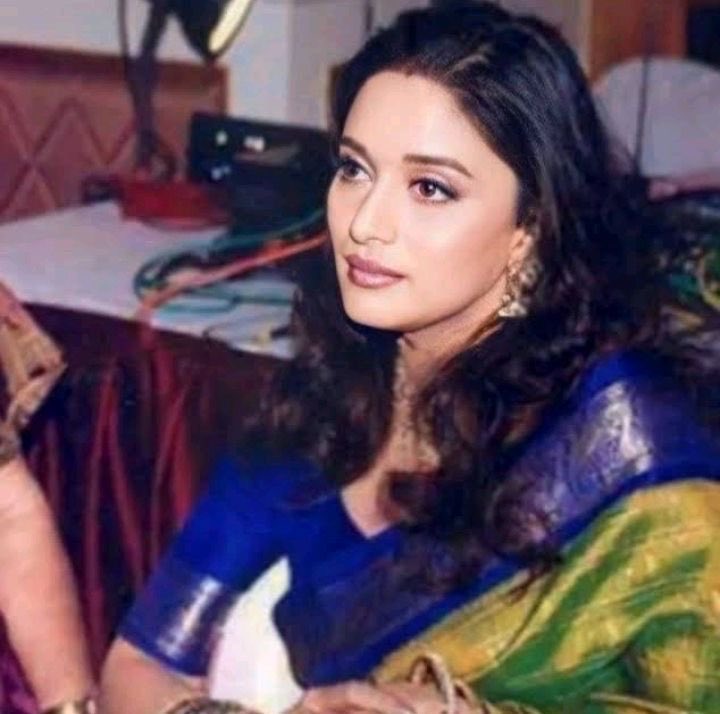 dscullypriv's tweet photo. Madhuri dixit in her late 30’s and early 40’s was something else 🫠🫠 https://t.co/Kl0NkuDQUh