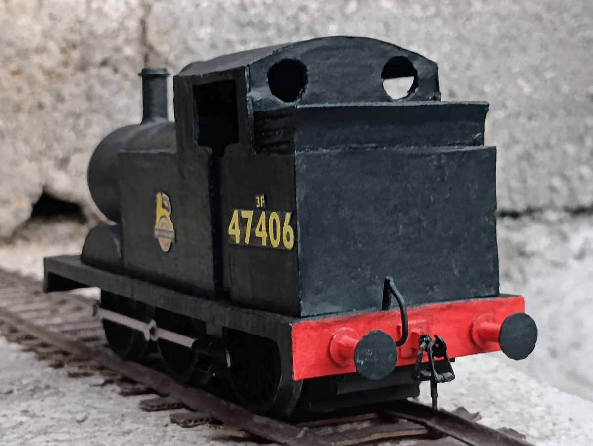 antimattel2022's tweet photo. I present to you my Gauge 1 Cardboard "Jinty The Tank Engine".
I made it by reusing the body and chassis of an old Thomas model with modifications and a flat running board to make it look like a simplified version of Jinty (if it had appeared in season 1).
I hope you like it. https://t.co/SQCiAgSo1V
