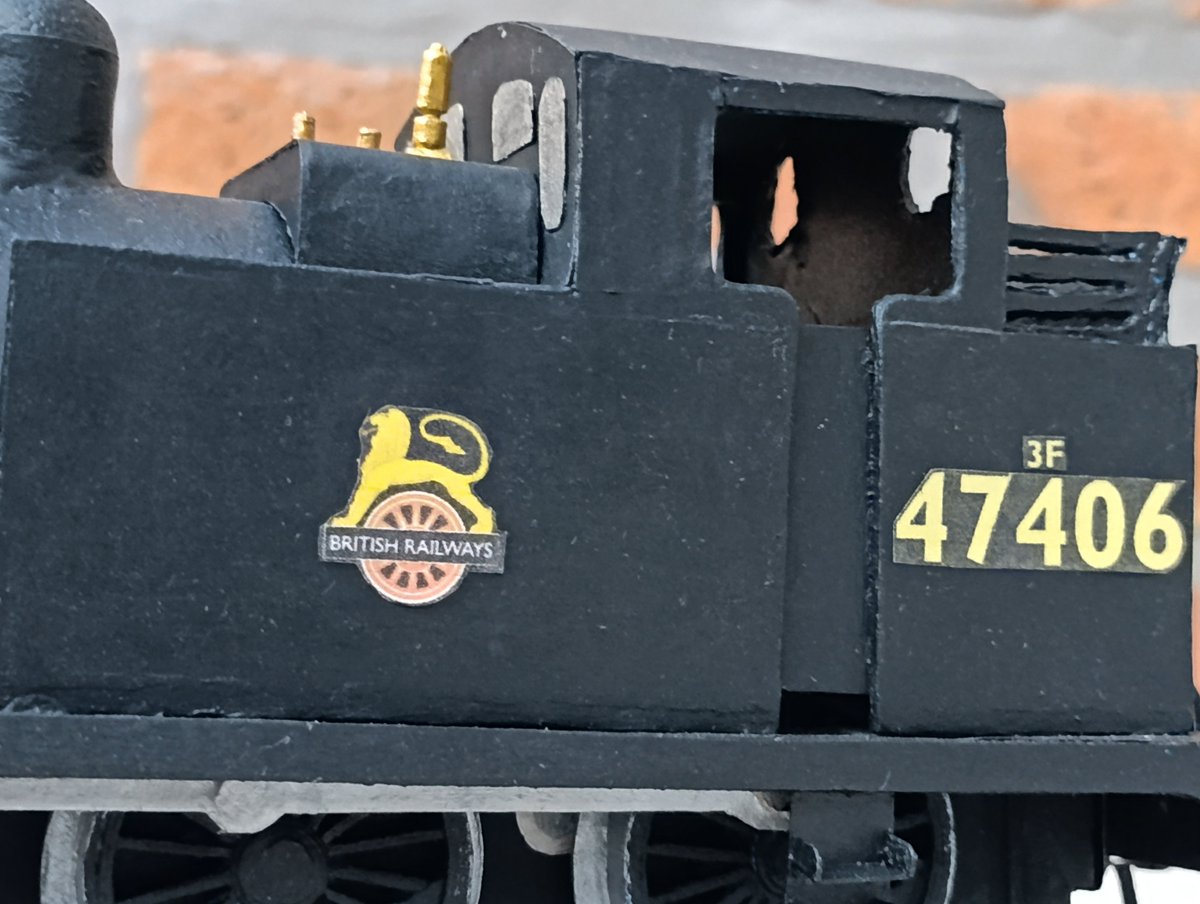 antimattel2022's tweet photo. I present to you my Gauge 1 Cardboard "Jinty The Tank Engine".
I made it by reusing the body and chassis of an old Thomas model with modifications and a flat running board to make it look like a simplified version of Jinty (if it had appeared in season 1).
I hope you like it. https://t.co/SQCiAgSo1V