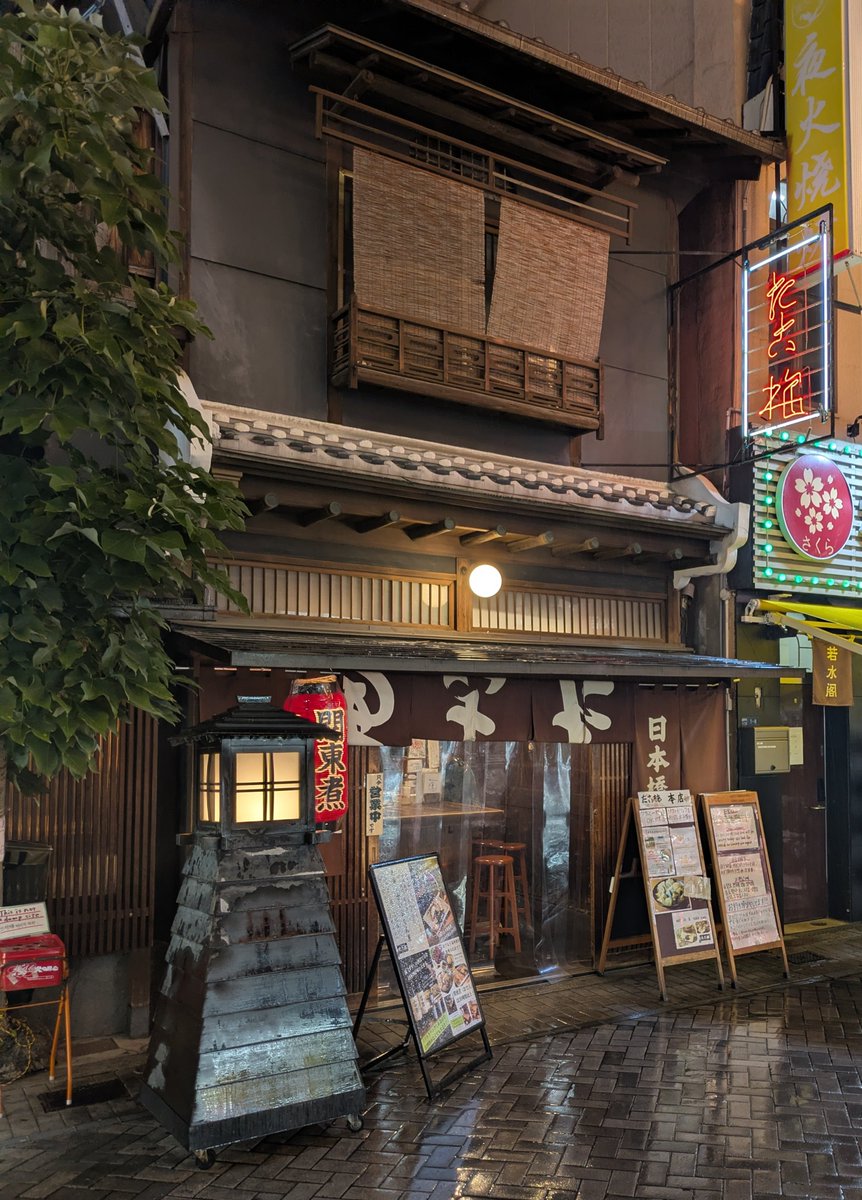 kadoya1's tweet photo. 道頓堀の老舗関東煮屋。雨で混んでないから訪問。関東煮(かんとだき)という言葉を目にすると大阪に来た事を実感する。黒松白鹿の特別純米を燗で、たこ甘露煮、関東煮のコロとタンすじを頂く。錫の酒器と銚釐がいいね。鯨のタンすじも記憶に残るうまさ。とても勉強になった。客は外人ばかりだけど。 https://t.co/TddX3Mre9W