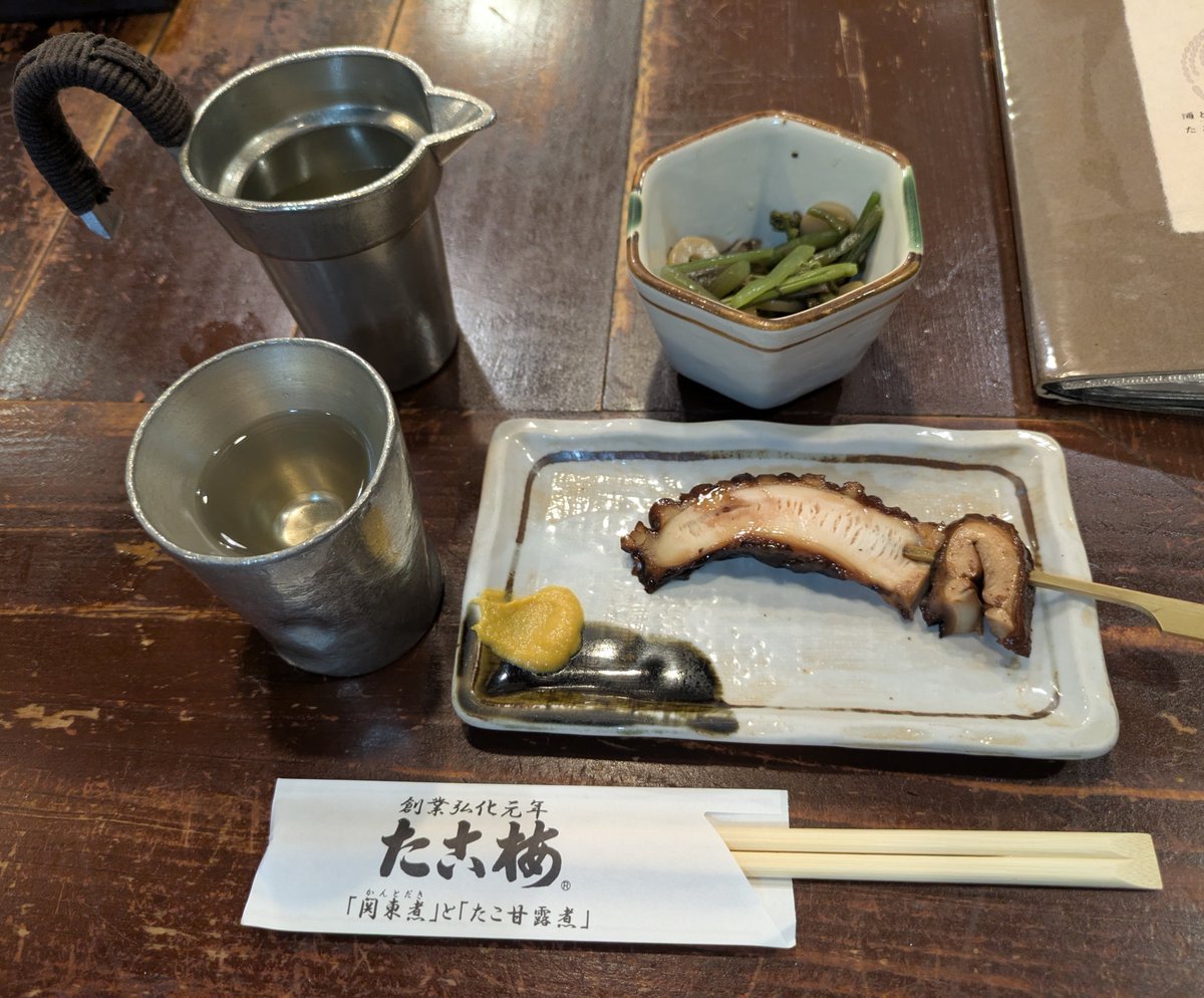 kadoya1's tweet photo. 道頓堀の老舗関東煮屋。雨で混んでないから訪問。関東煮(かんとだき)という言葉を目にすると大阪に来た事を実感する。黒松白鹿の特別純米を燗で、たこ甘露煮、関東煮のコロとタンすじを頂く。錫の酒器と銚釐がいいね。鯨のタンすじも記憶に残るうまさ。とても勉強になった。客は外人ばかりだけど。 https://t.co/TddX3Mre9W