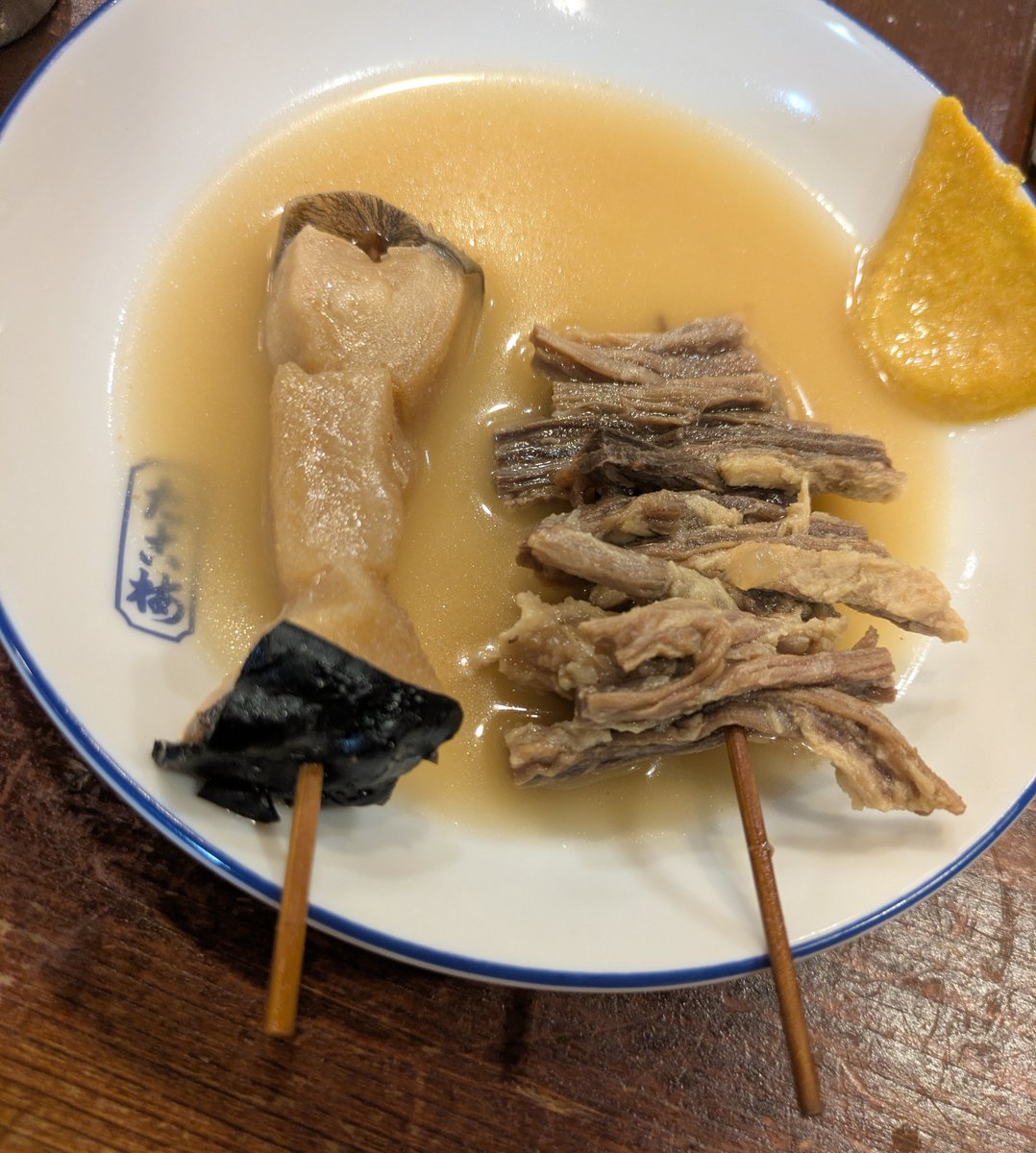kadoya1's tweet photo. 道頓堀の老舗関東煮屋。雨で混んでないから訪問。関東煮(かんとだき)という言葉を目にすると大阪に来た事を実感する。黒松白鹿の特別純米を燗で、たこ甘露煮、関東煮のコロとタンすじを頂く。錫の酒器と銚釐がいいね。鯨のタンすじも記憶に残るうまさ。とても勉強になった。客は外人ばかりだけど。 https://t.co/TddX3Mre9W