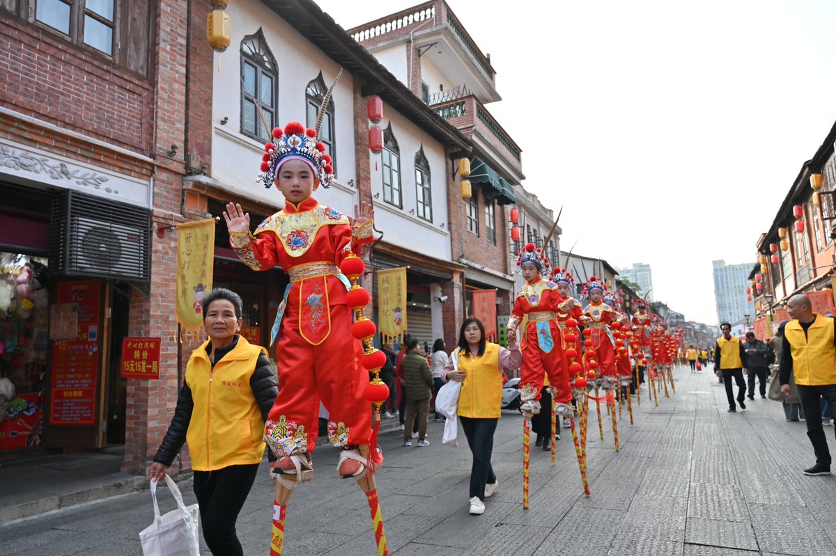 hjjm1212's tweet photo. I met a cool staff member of Zhangzhang Street in Zhangzhou city, who showed me the unique bamboo pole culture. ， https://t.co/AXpaYcV3Ri