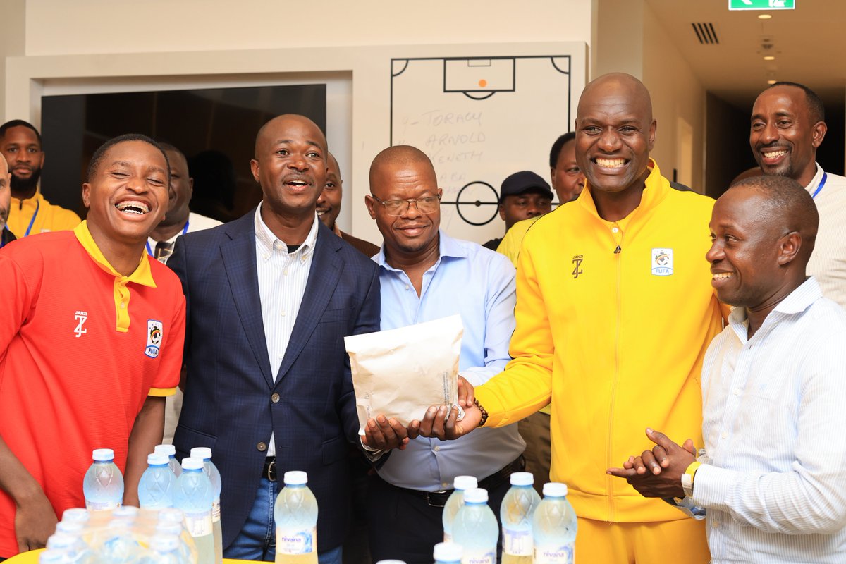 OfficialFUFA's tweet photo. A big thank you to the Chief of Defence Forces for the UPDF General @mkainerugaba who gave Thirty Million Shillings (UGX 30m) to the Uganda Cranes following the 1-0 win over Libya at Hoima City Stadium in the AFCON 2027 Qualifiers.
The package from the Chairman Patriotic League of Uganda (PLU) was delivered by the Head of the Chairman's office Hon. @DaudiKabanda who handed it over to  Captain Denis Onyango.