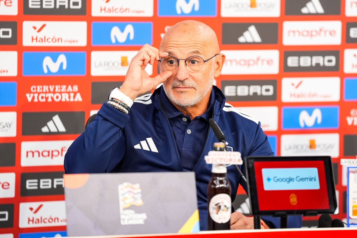 ActuFoot_'s tweet photo. 🚨 COMMENT LUIS DE LA FUENTE PARLE DE SON CRACK LAMINE YAMAL 🇪🇸 👇

🗣️ « Je n’aime pas trop mettre en avant les performances individuelles, mais parfois, c’est impossible de ne pas le faire. 😅

Lamine est INCROYABLEMENT GÉNÉREUX. Il met tout son talent, son éclat et son football spectaculaire au service du groupe et de l’équipe. 😍

C’est ce qu’il y a de plus beau chez lui.

Nous avons la chance de l’avoir avec nous. Il est très aimé dans le groupe et nous sommes très heureux de lui. »

🎙️ conf. de presse