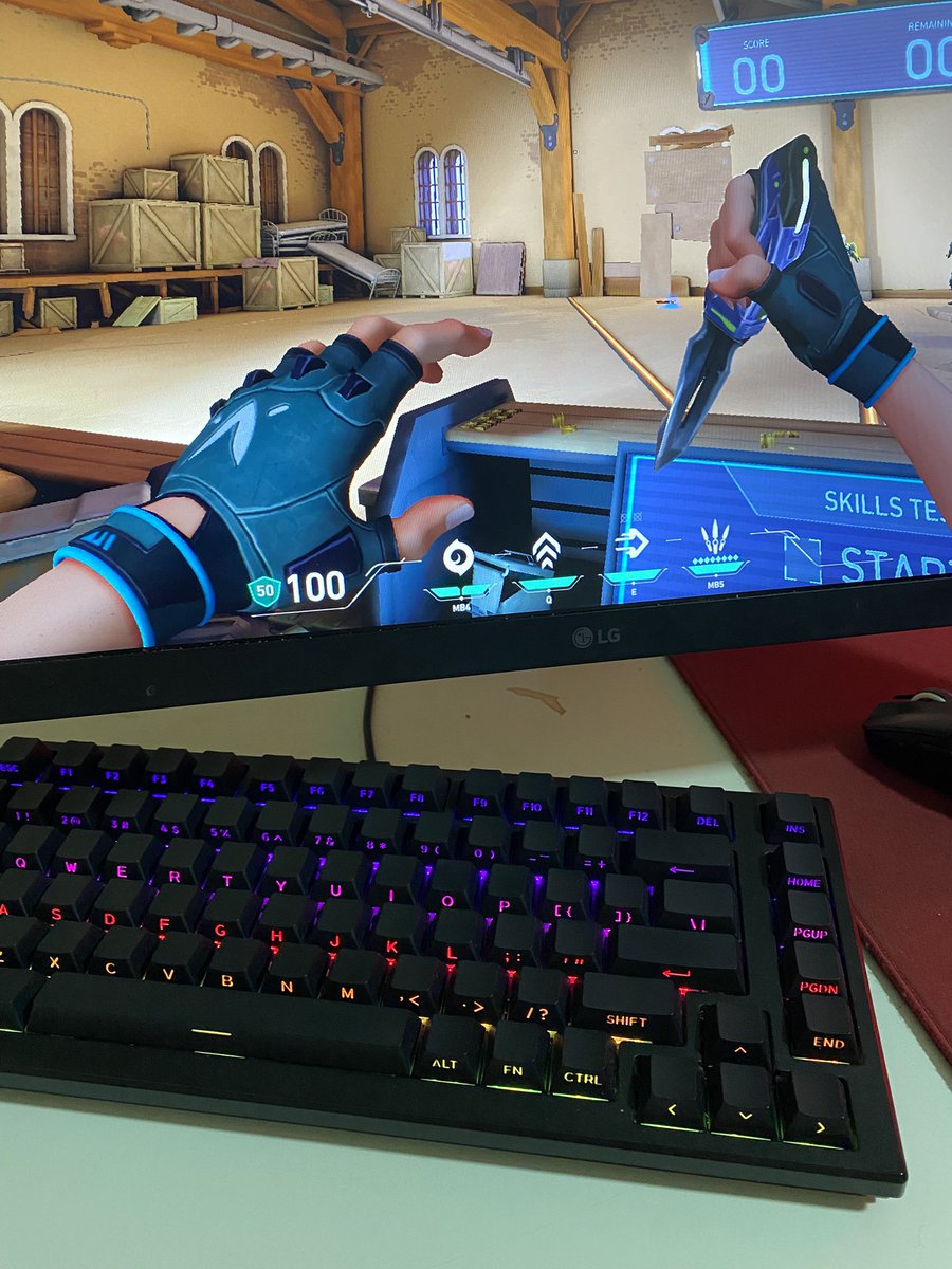 wanistinn's tweet photo. finalmente de teclado magnético nessa porra https://t.co/u28OZneGAD