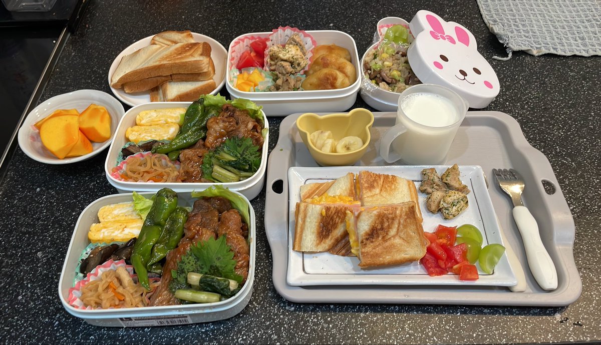 otbkblack's tweet photo. 今日の夫が作る妻と子どもの朝ごはん＆私と妻の半額シール焼肉弁当＆子どもの昼と夜の幼児食お弁当〜。子どもは、国産牛��ンチャーハンで、大人は半額値引き外国産焼肉。これが格差か。
#お弁当　#お弁当日記　#お弁当記録　#育児　#幼児食　#男メシ https://t.co/h9RmPxXMsI