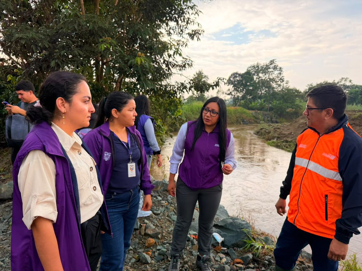 Riesgos_Ec's tweet photo. #AlertaRoja | La atención continúa en Jujan.

En el recinto El Tránsito, la SNGR realiza una inspección técnica y entrega kits de Primera Respuesta Humanitaria y kits de limpieza familiar a las familias afectadas por las lluvias. https://t.co/oZuRIFXnyI