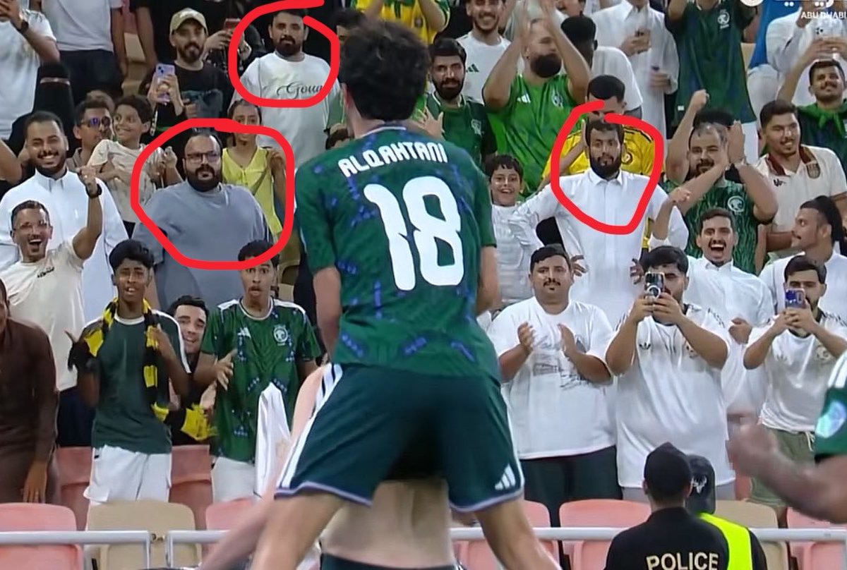 j_s3d1's tweet photo. ردة فعل هلاليين في مدرجات المنتخب بعد هدف الحمدان كحّل عينك 🤣😂😂😂 https://t.co/ZuFpW4rR2I