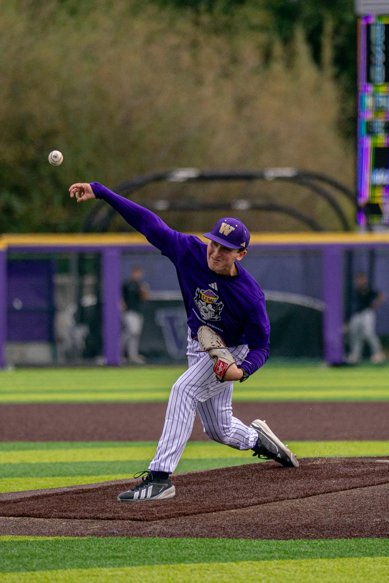 UW_Baseball's tweet photo. Fall ballin' at Husky Ballpark 🍂🌲⚾️ https://t.co/0JKFQ0gzOS